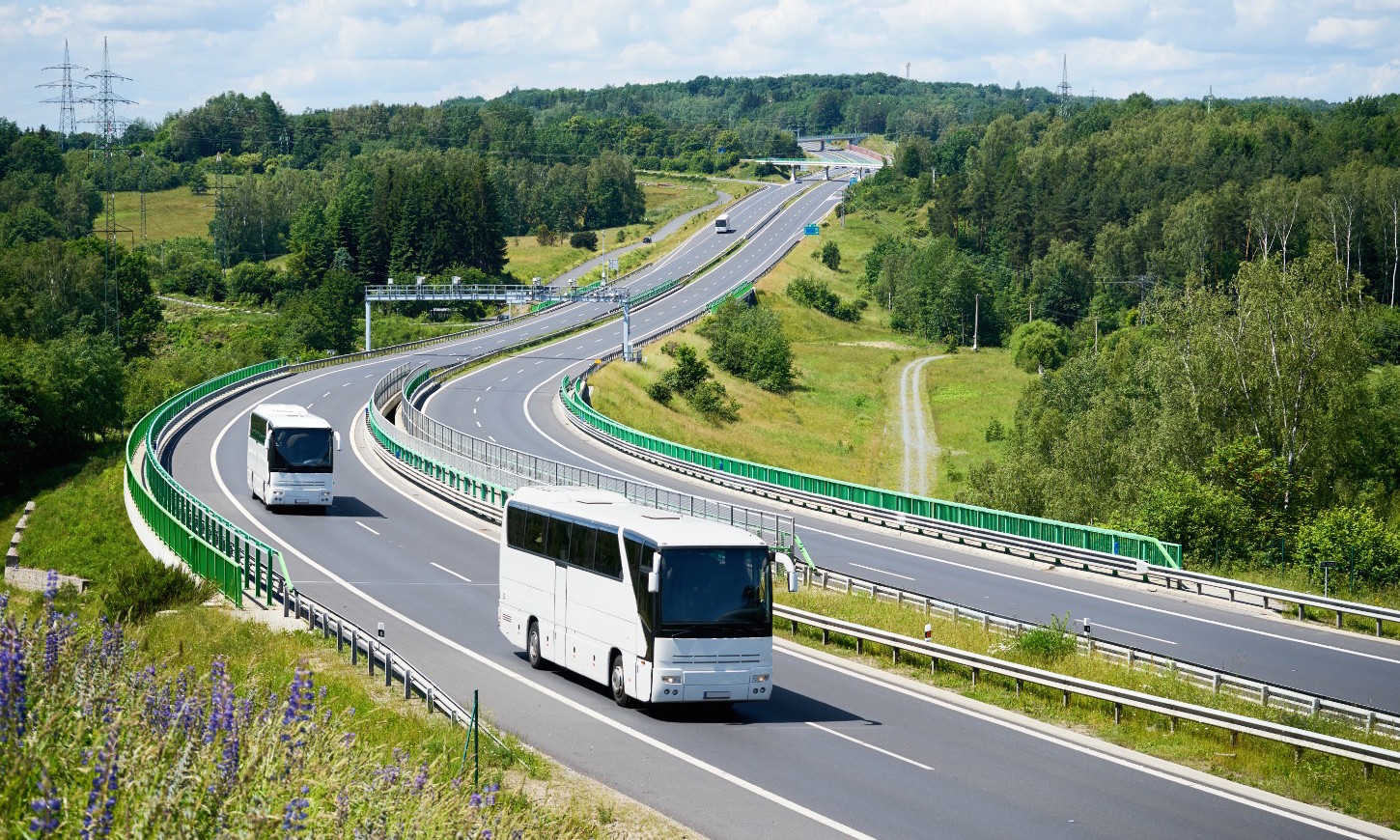 Alquilar un autobús para un viaje de empresa.